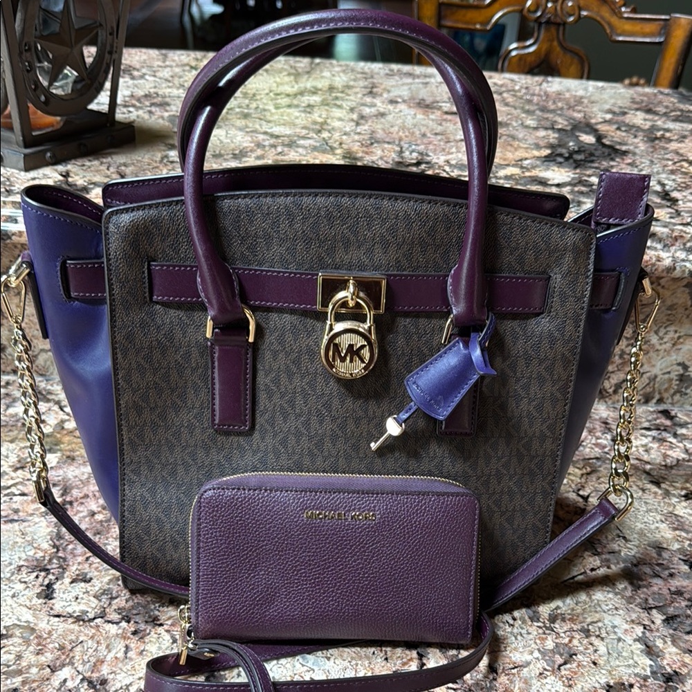Michael Kors bag w wallet. Like new.